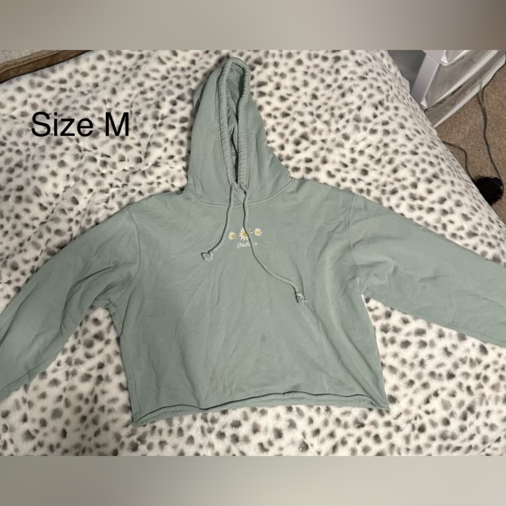 Hollister cropped hoodie
Size M